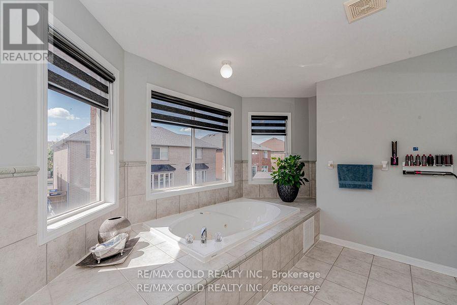 28 Crocker Drive, Brampton, Ontario  L6P 1M8 - Photo 12 - W12548152