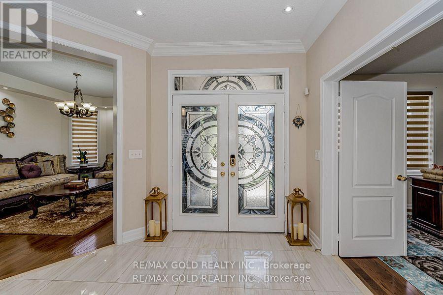 28 Crocker Drive, Brampton, Ontario  L6P 1M8 - Photo 3 - W12548152