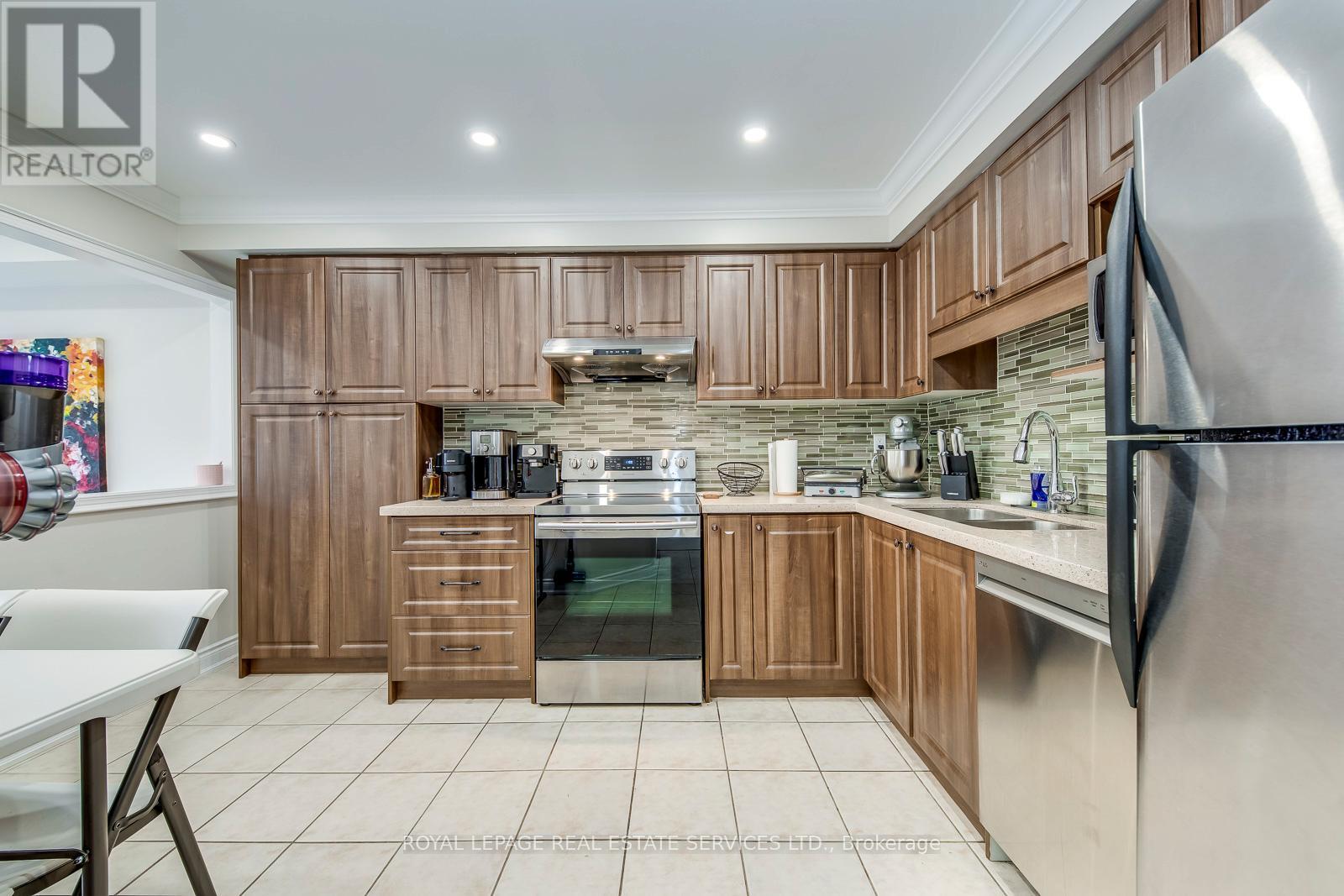 2264 Dale Ridge Drive, Oakville, Ontario  L6M 3L5 - Photo 9 - W12548154