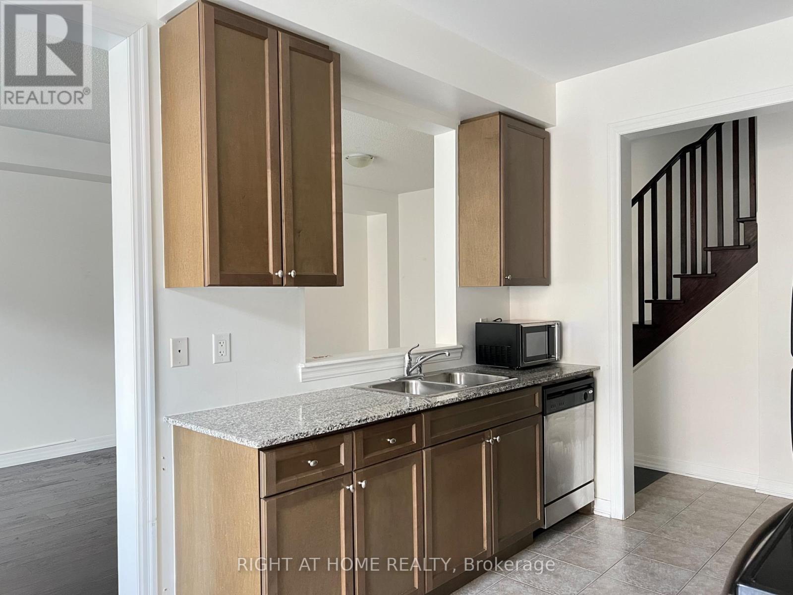 15 Aird Court, Milton, Ontario  L9T 3Y1 - Photo 3 - W12548164