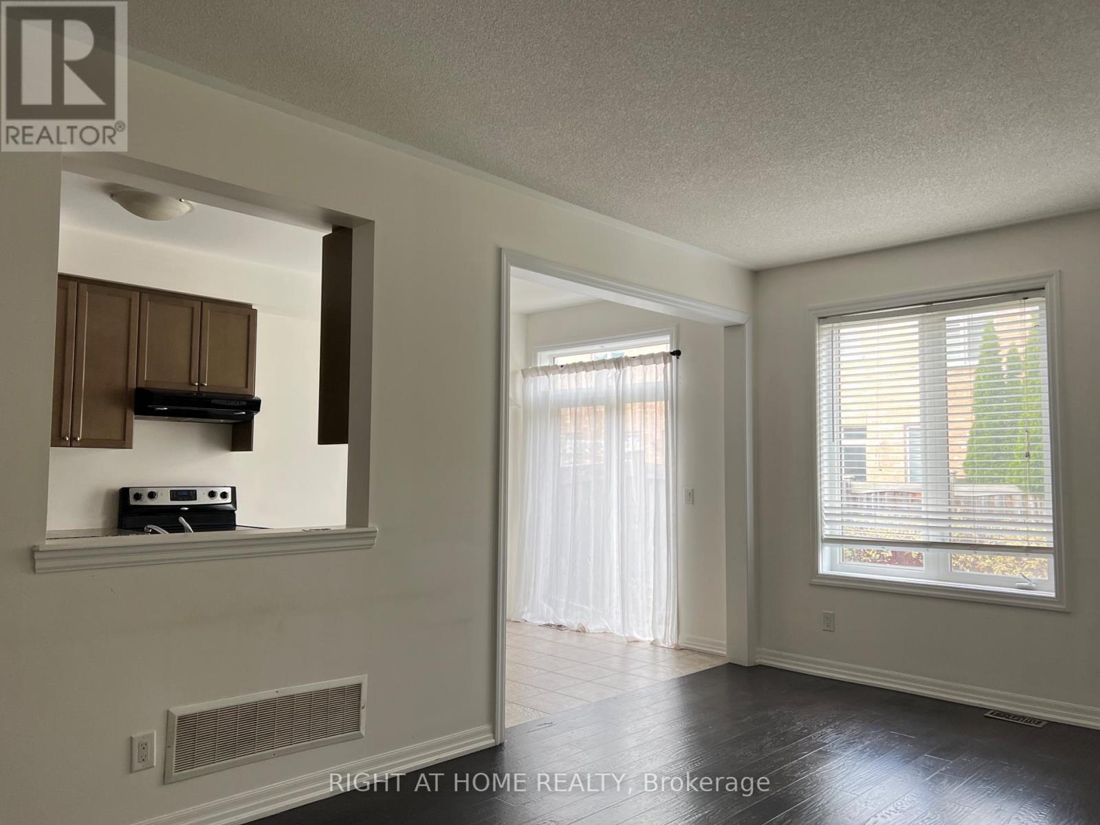 15 Aird Court, Milton, Ontario  L9T 3Y1 - Photo 4 - W12548164