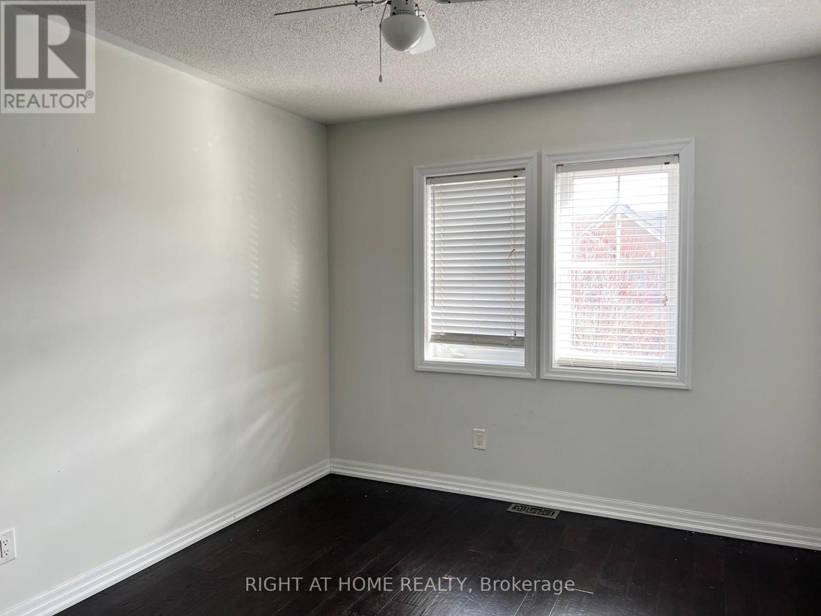 15 Aird Court, Milton, Ontario  L9T 3Y1 - Photo 6 - W12548164