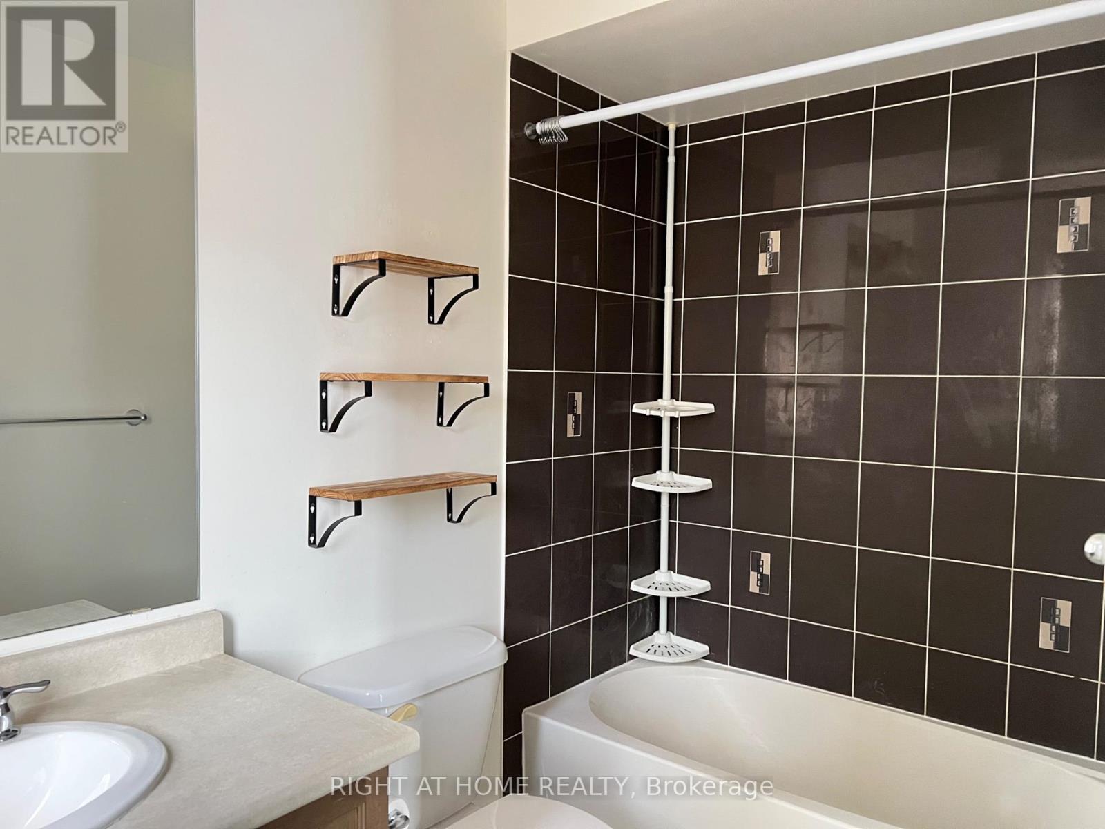 15 Aird Court, Milton, Ontario  L9T 3Y1 - Photo 7 - W12548164