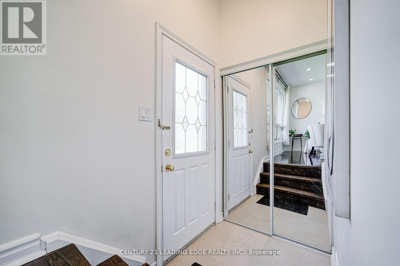 Upper - 55 Crawford Drive, Brampton, Ontario  L6V 2C6 - Photo 3 - W12548226