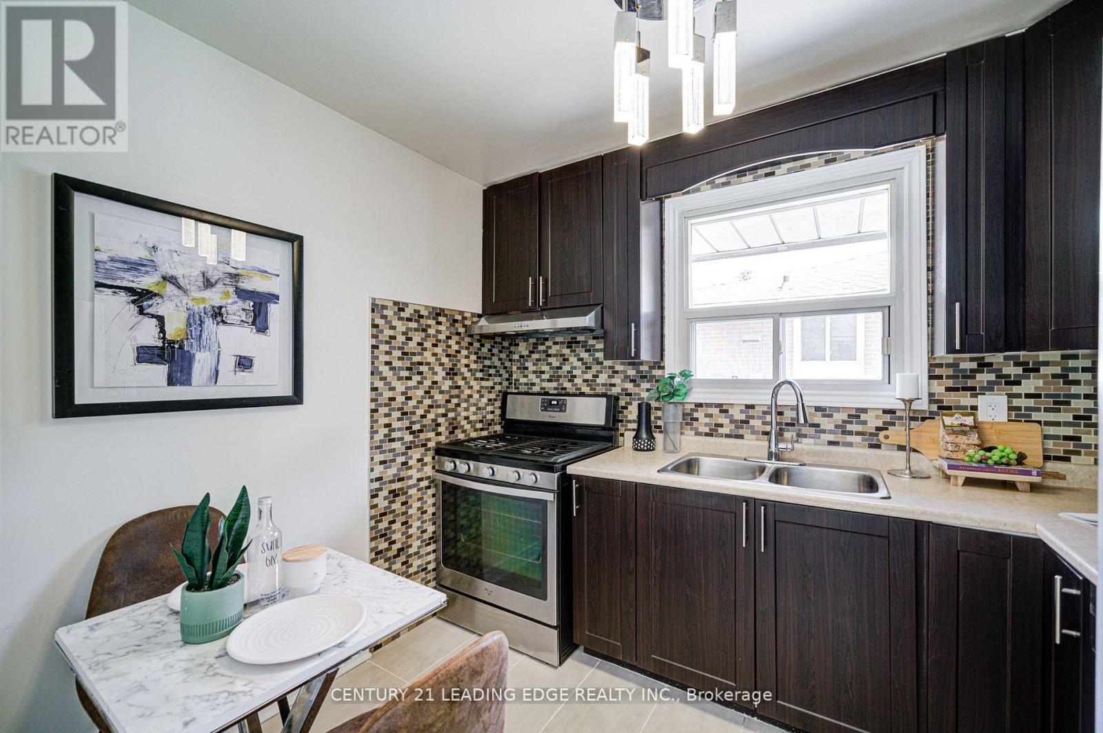 Upper - 55 Crawford Drive, Brampton, Ontario  L6V 2C6 - Photo 8 - W12548226