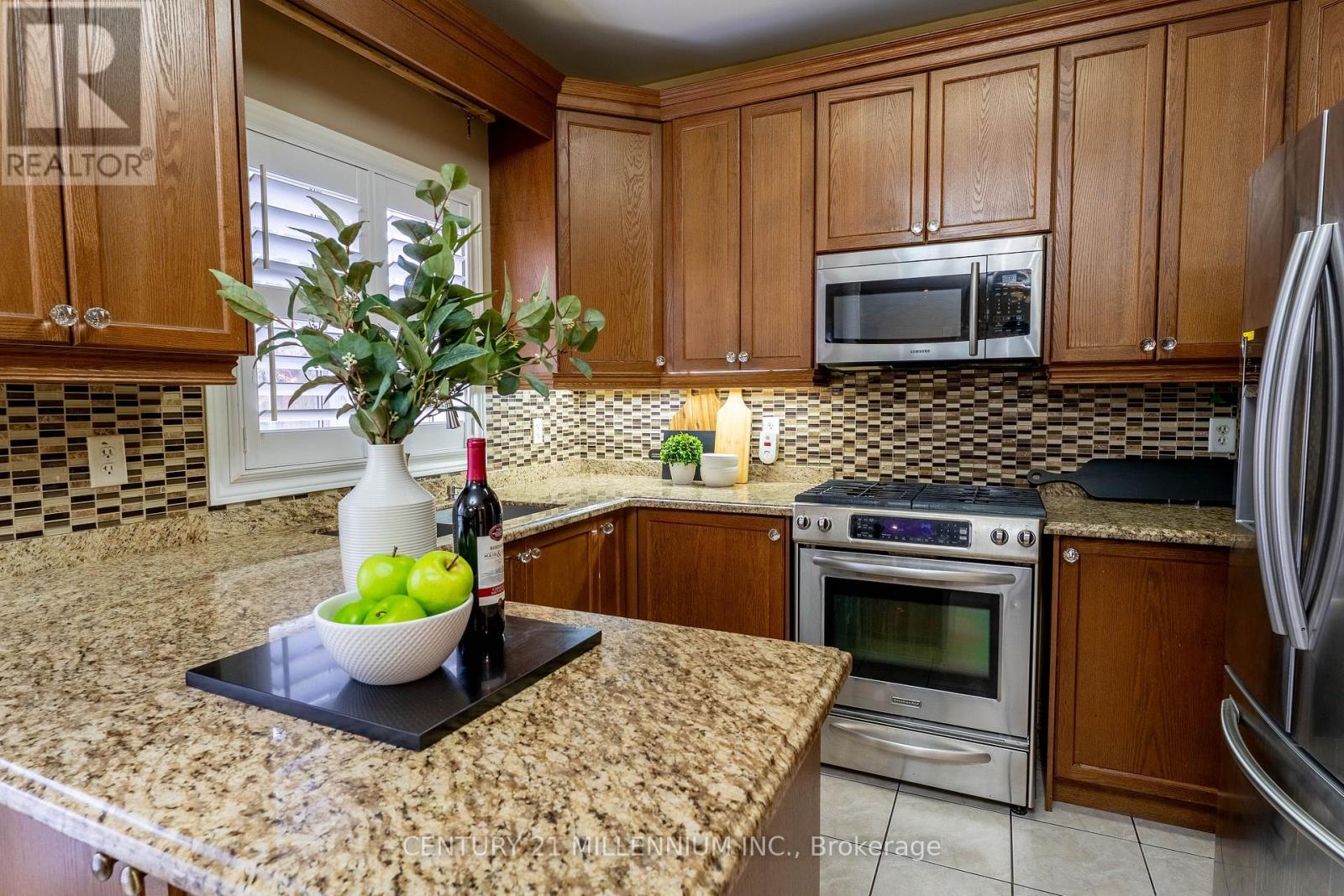 64 Executive Court, Brampton, Ontario  L6R 0L5 - Photo 10 - W12548242