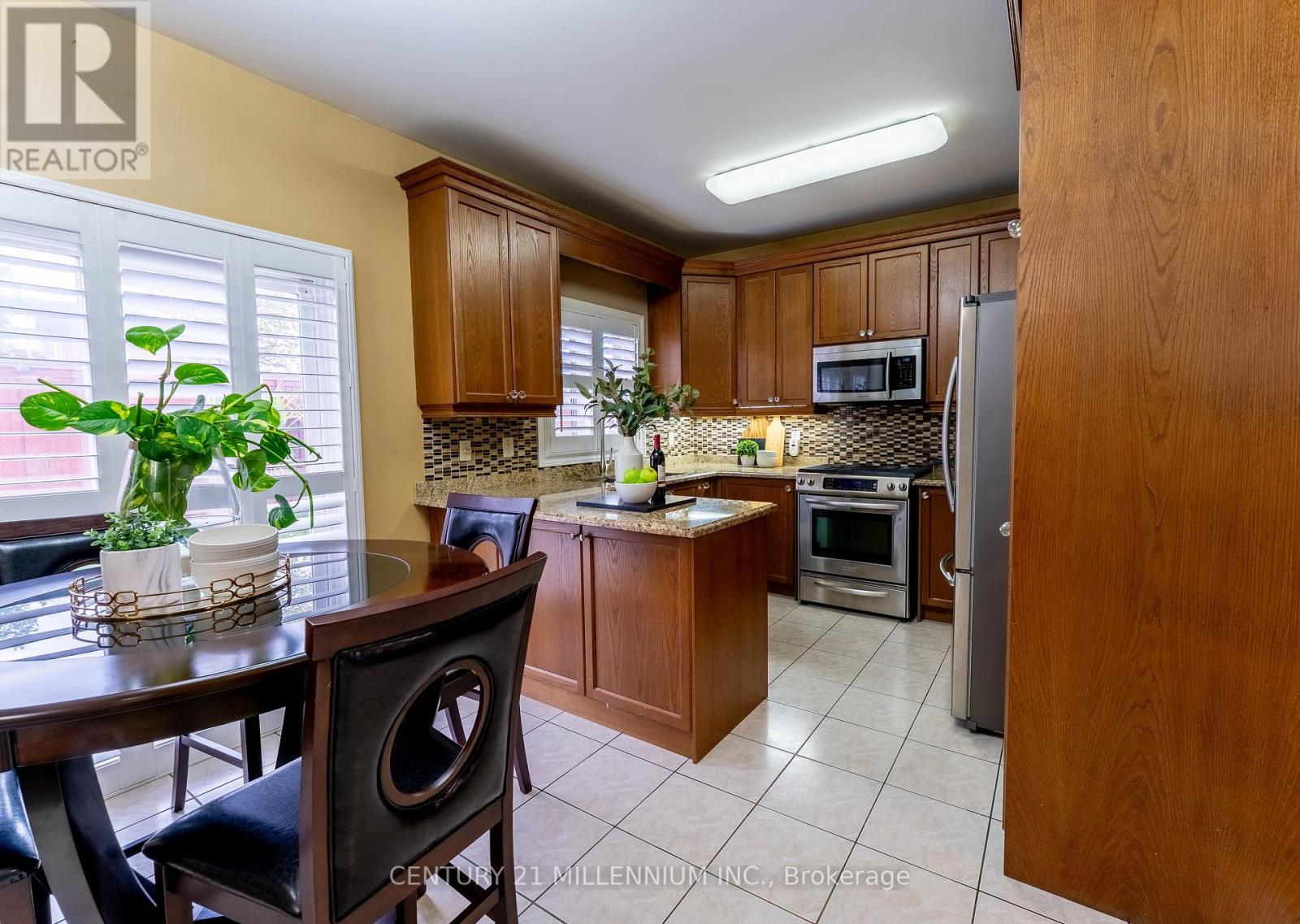 64 Executive Court, Brampton, Ontario  L6R 0L5 - Photo 9 - W12548242