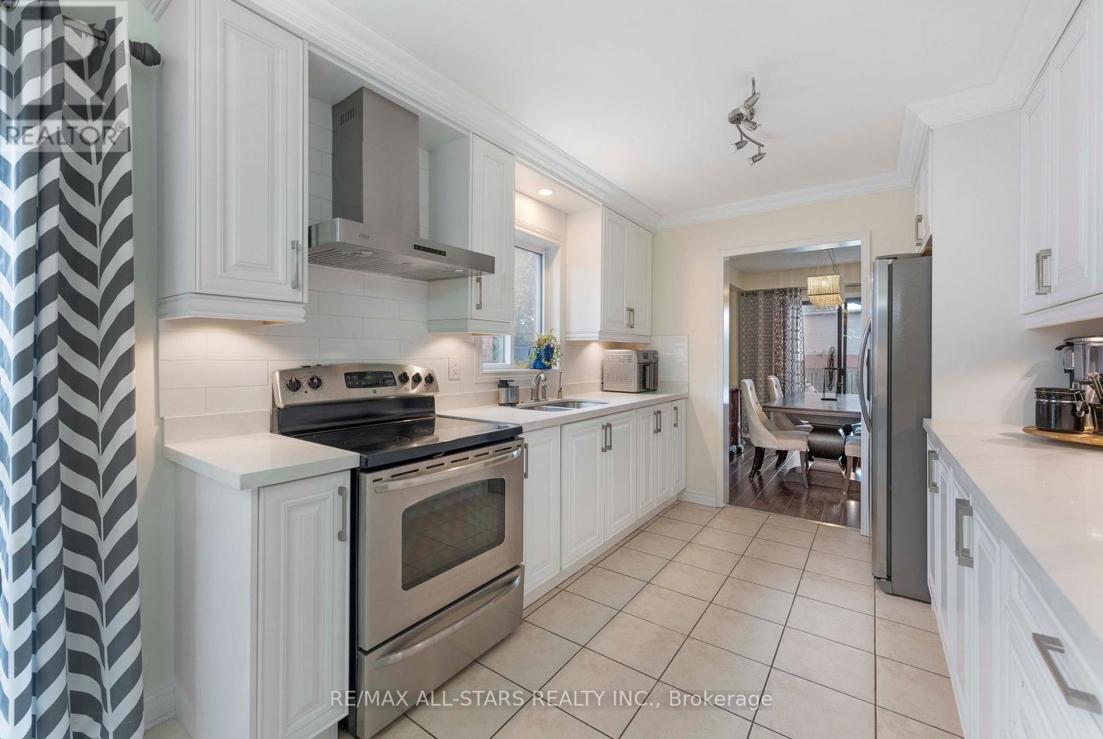 39 Kyle Crescent, Georgina, Ontario  L4P 3P5 - Photo 8 - N12545478