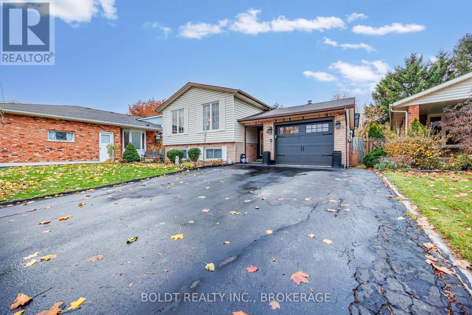 9 Brittany Court, St. Catharines, Ontario L2S 3C3 - Photo 2 - X12548302