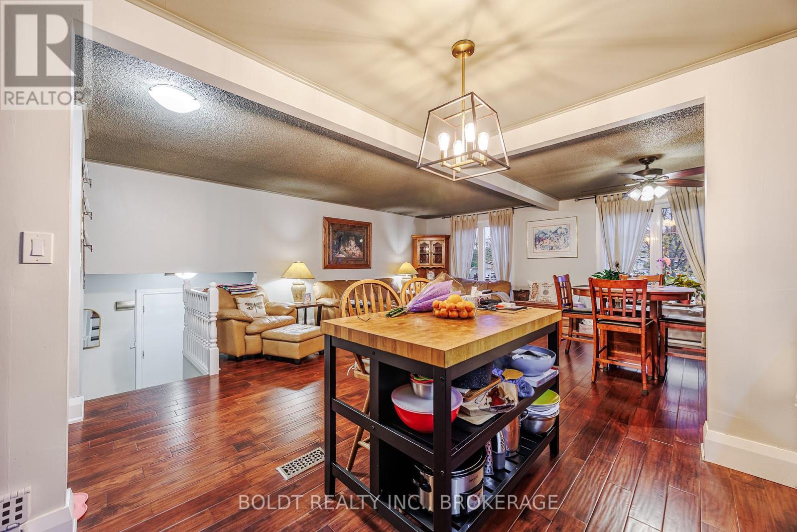 9 Brittany Court, St. Catharines, Ontario L2S 3C3 - Photo 5 - X12548302