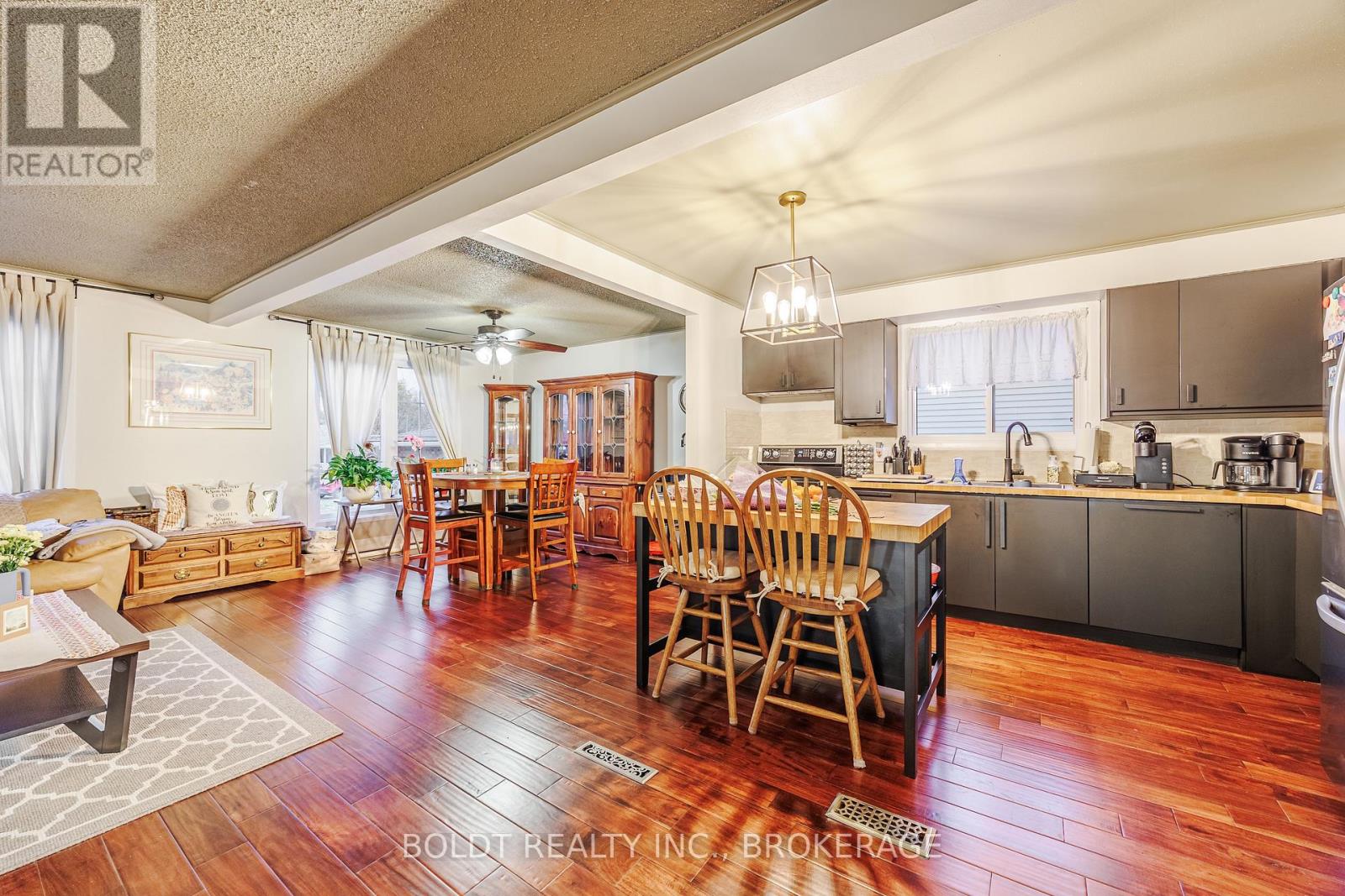 9 Brittany Court, St. Catharines, Ontario L2S 3C3 - Photo 6 - X12548302