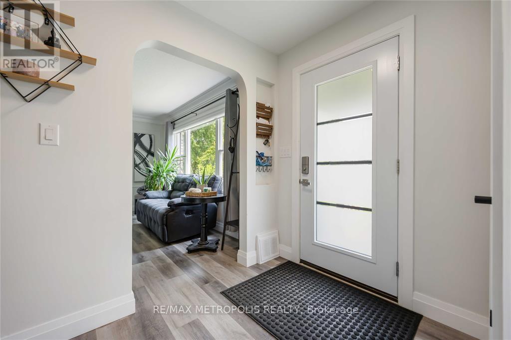 552 Cathcart Boulevard, Sarnia, Ontario N7V 2N2 - Photo 6 - X12548220