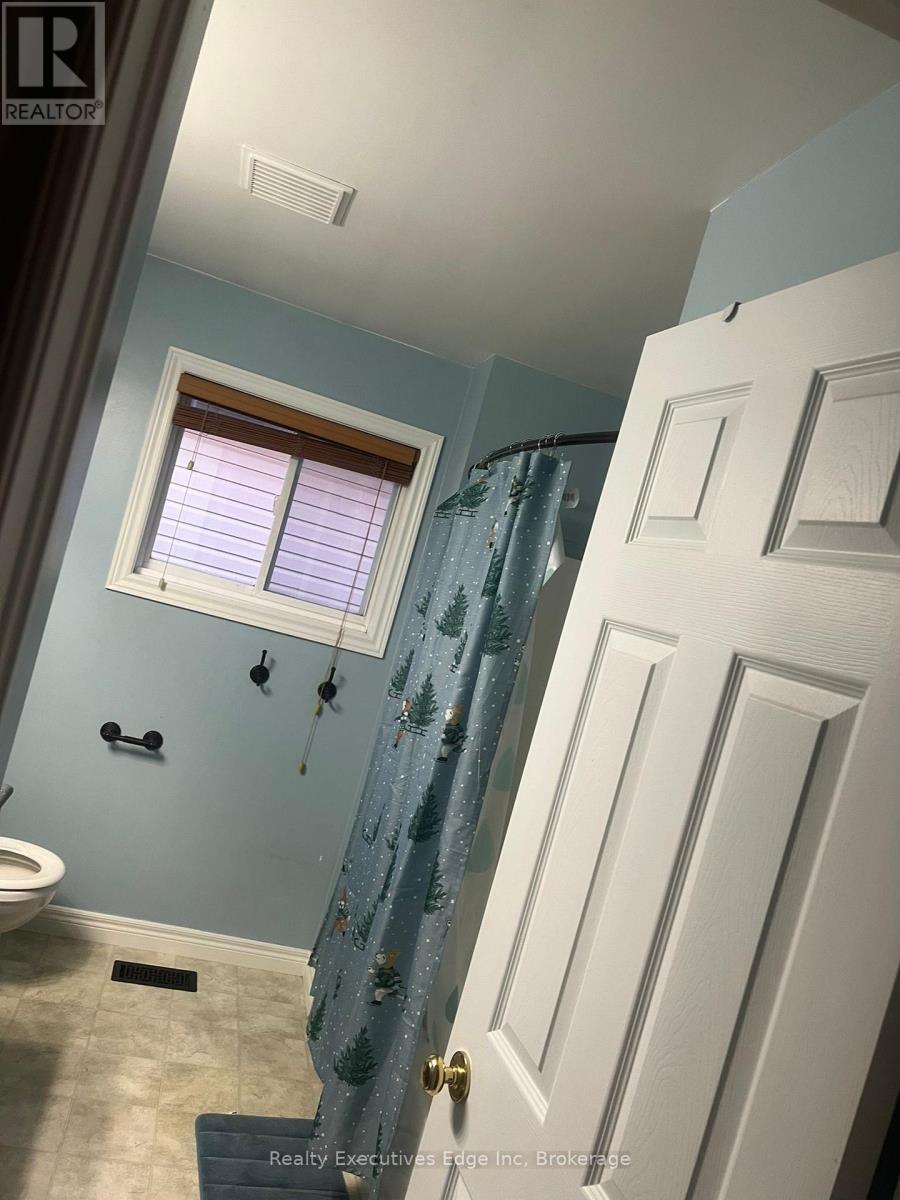 Main Only No Basement - 197 Farley Drive, Guelph (Pineridge/westminster Woods), Ontario  N1L 1L7 - Photo 5 - X12548250