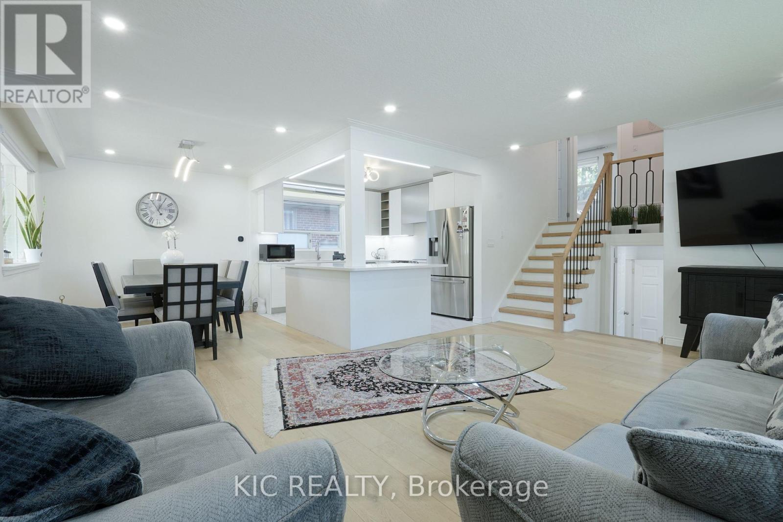 249 Tampico Road, Richmond Hill, Ontario  L4C 4R8 - Photo 4 - N12548276