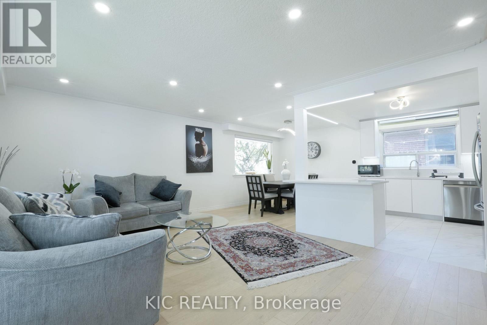 249 Tampico Road, Richmond Hill, Ontario  L4C 4R8 - Photo 5 - N12548276