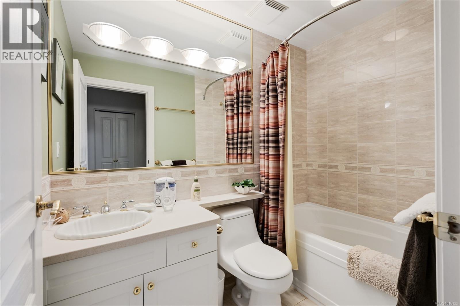 4 4522 Gordon Point Dr, Saanich, British Columbia  V8N 6L4 - Photo 11 - 1016133