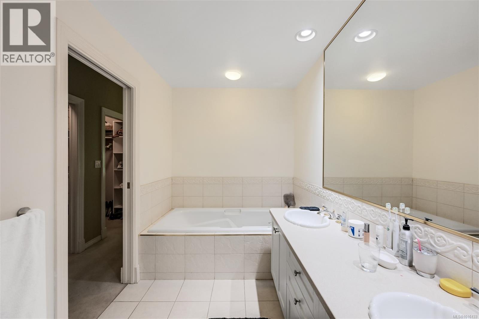 4 4522 Gordon Point Dr, Saanich, British Columbia  V8N 6L4 - Photo 18 - 1016133