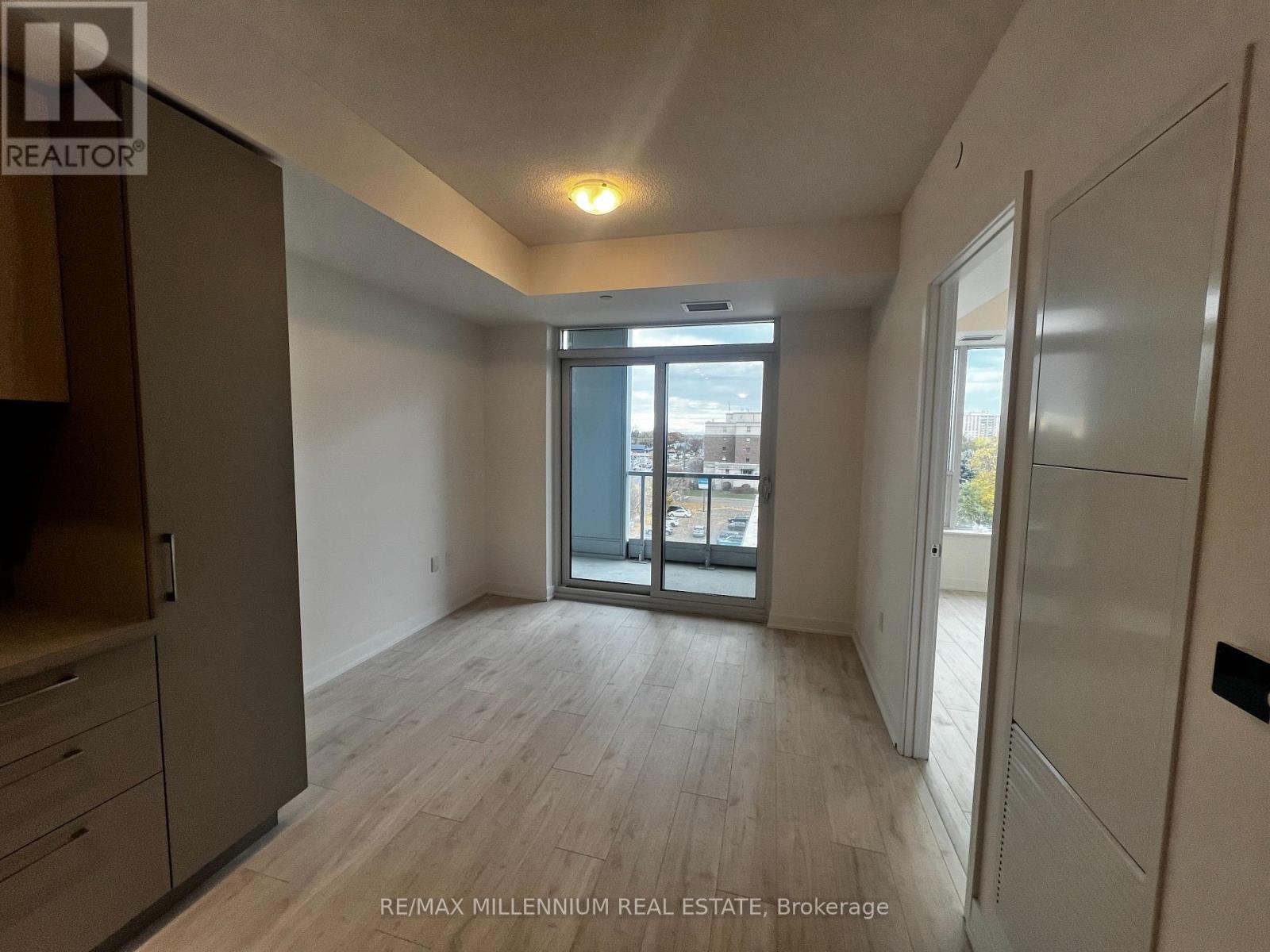 516 - 500 Plains Road, Burlington, Ontario  L7T 2E1 - Photo 4 - W12548264