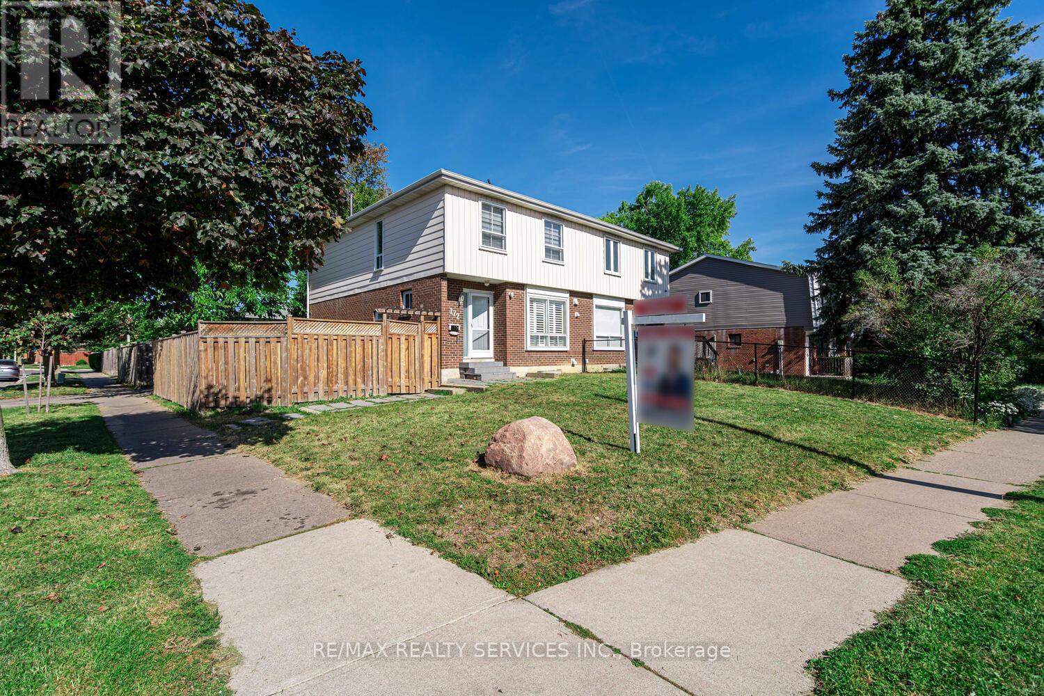 172 Hansen Road, Brampton, Ontario  L6V 2G6 - Photo 2 - W12548298