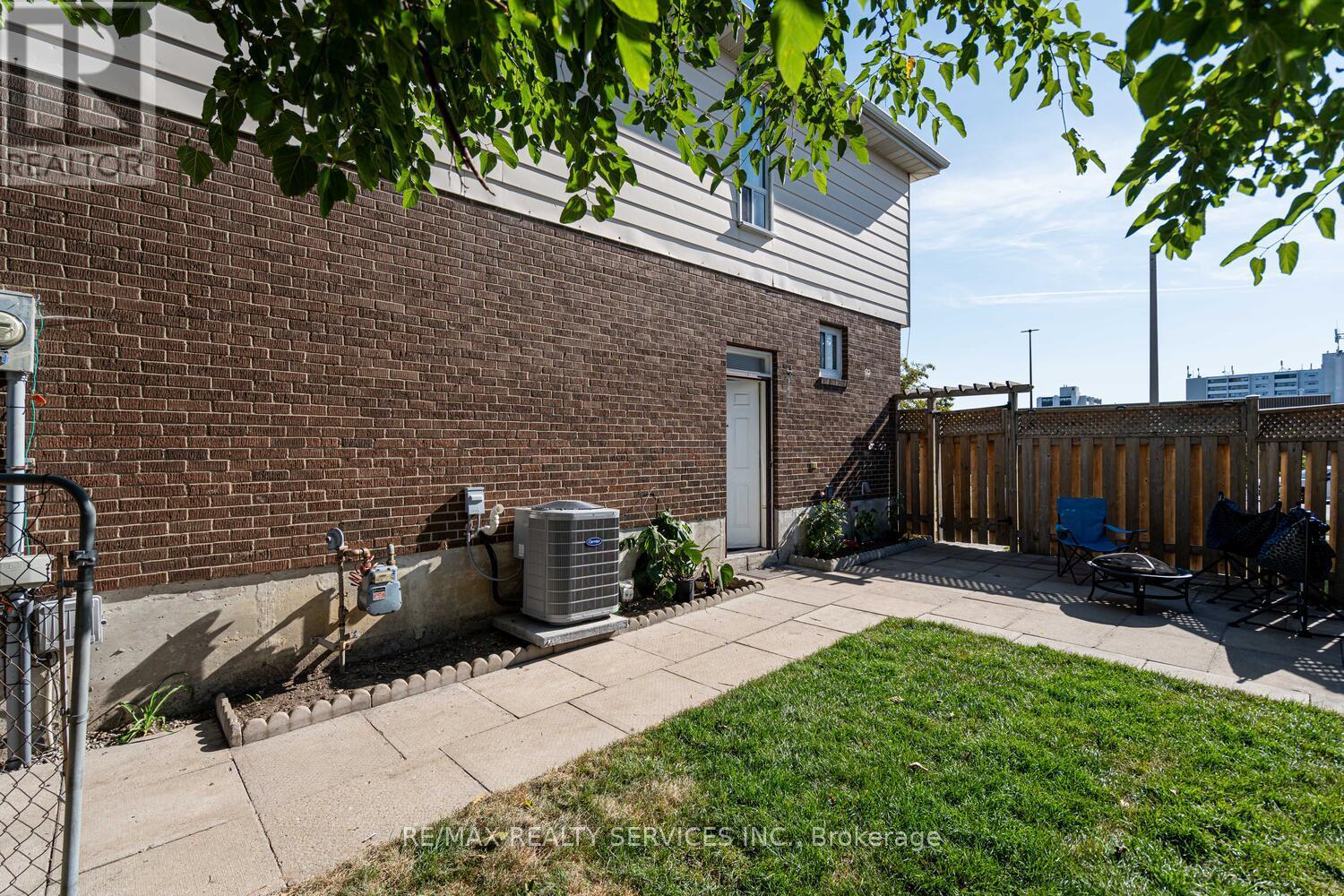 172 Hansen Road, Brampton, Ontario  L6V 2G6 - Photo 43 - W12548298