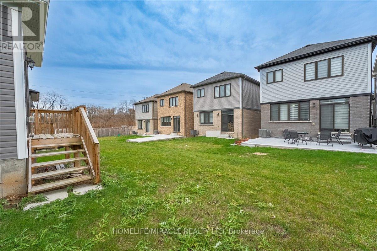 35 Santos Drive, Haldimand, Ontario  N3W 0H2 - Photo 38 - X12543558