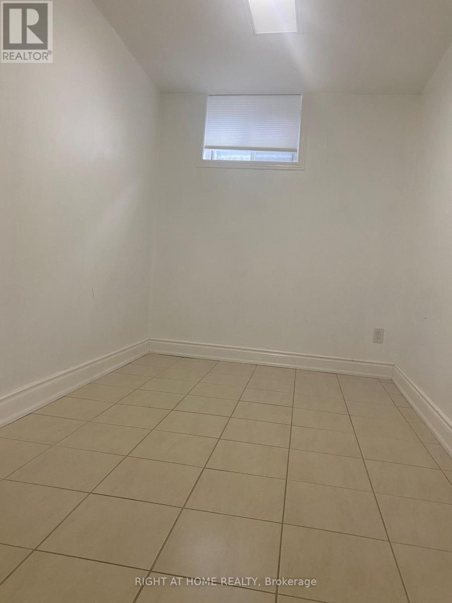 3972 Brandon Gate, Mississauga, Ontario L4T 3N4 - Photo 10 - W12543344