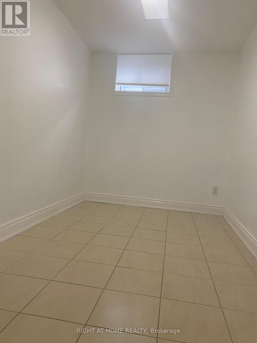 3972 Brandon Gate, Mississauga, Ontario L4T 3N4 - Photo 11 - W12543344