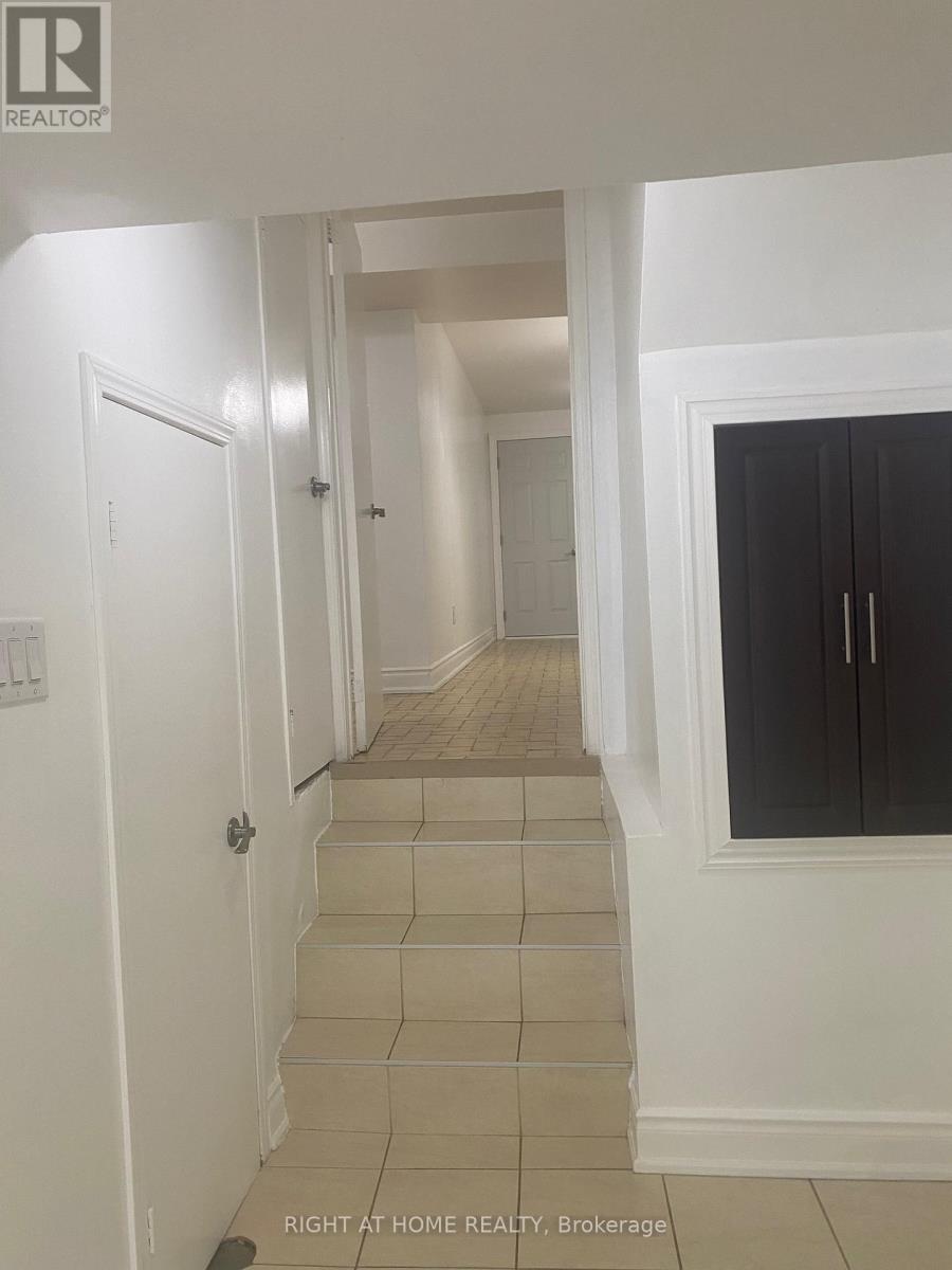 3972 Brandon Gate, Mississauga, Ontario L4T 3N4 - Photo 13 - W12543344