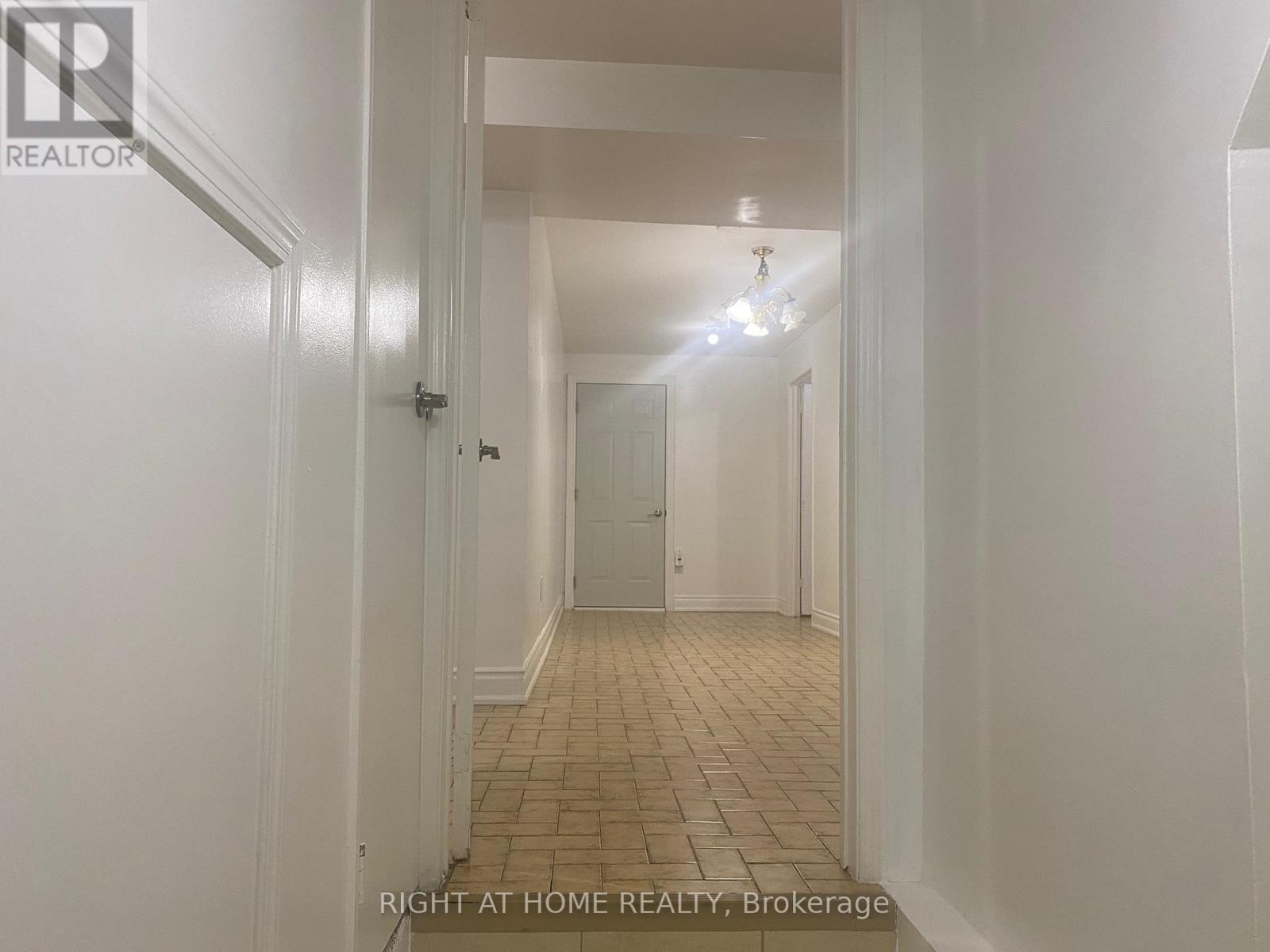 3972 Brandon Gate, Mississauga, Ontario L4T 3N4 - Photo 12 - W12543344