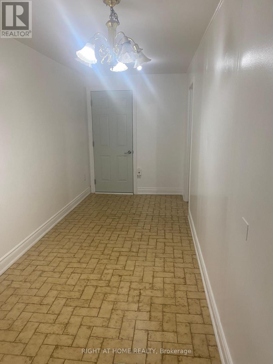 3972 Brandon Gate, Mississauga, Ontario L4T 3N4 - Photo 16 - W12543344