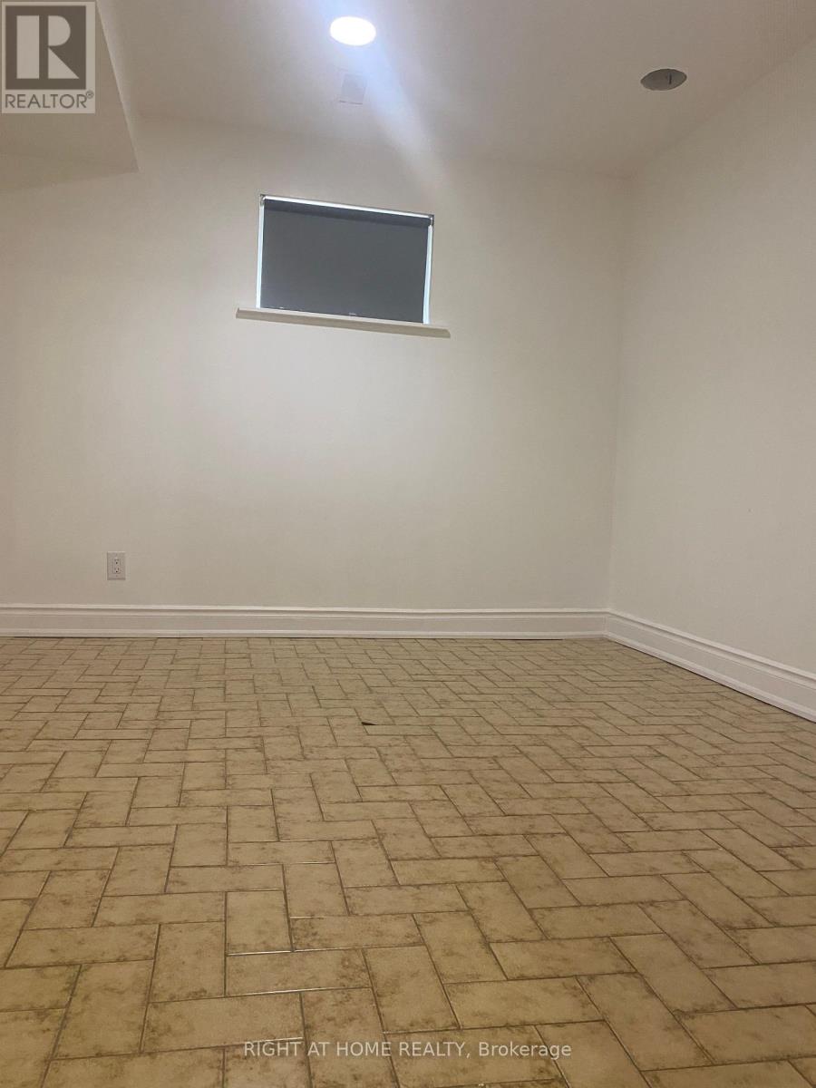 3972 Brandon Gate, Mississauga, Ontario L4T 3N4 - Photo 17 - W12543344