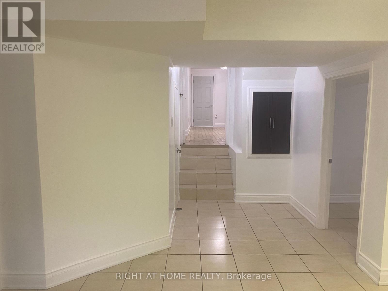 3972 Brandon Gate, Mississauga, Ontario L4T 3N4 - Photo 6 - W12543344