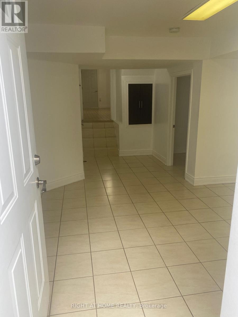 3972 Brandon Gate, Mississauga, Ontario L4T 3N4 - Photo 5 - W12543344