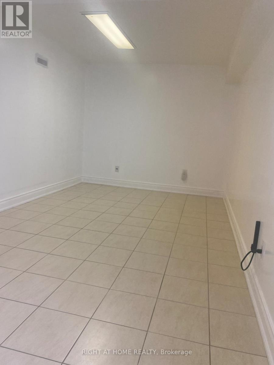 3972 Brandon Gate, Mississauga, Ontario L4T 3N4 - Photo 9 - W12543344