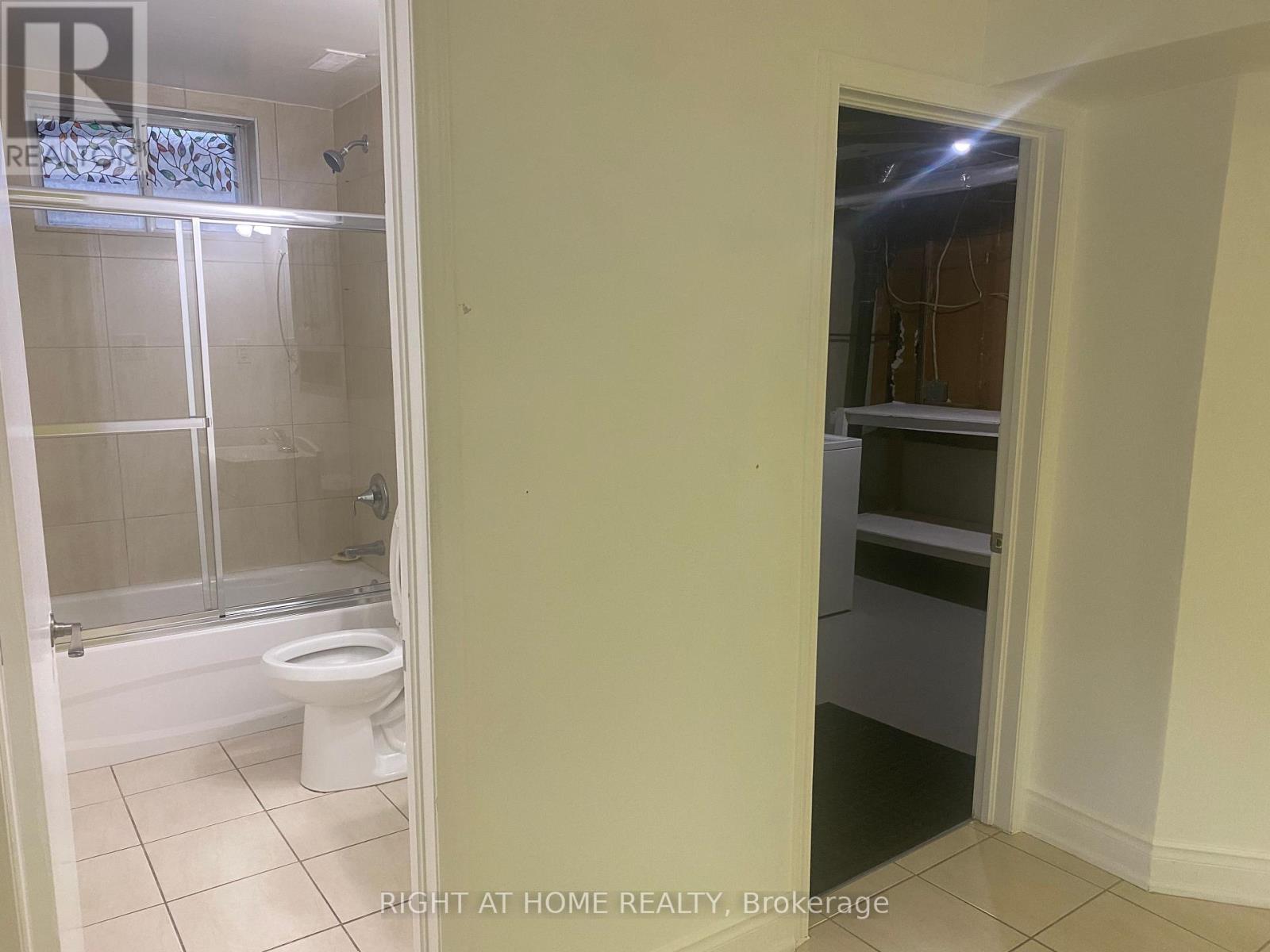 3972 Brandon Gate, Mississauga, Ontario L4T 3N4 - Photo 8 - W12543344