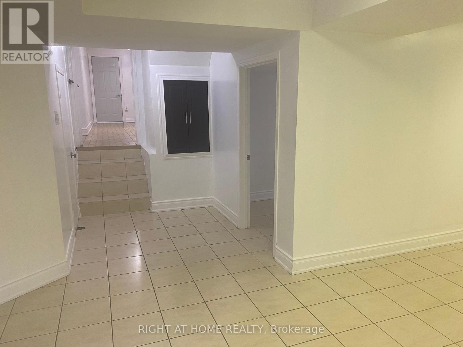 3972 Brandon Gate, Mississauga, Ontario L4T 3N4 - Photo 7 - W12543344