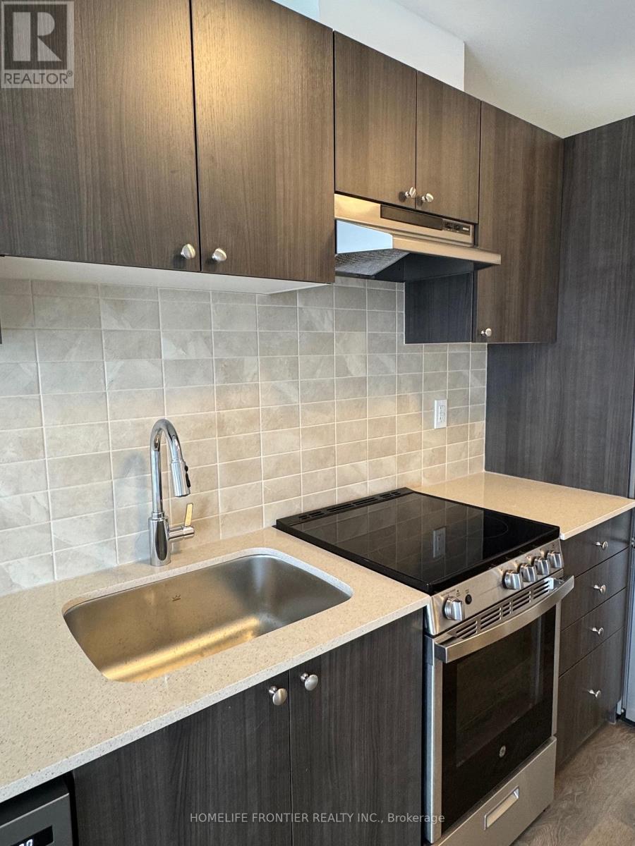 B607 - 715 Davis Drive Nw, Newmarket, Ontario  L3Y 0J2 - Photo 3 - N12548356