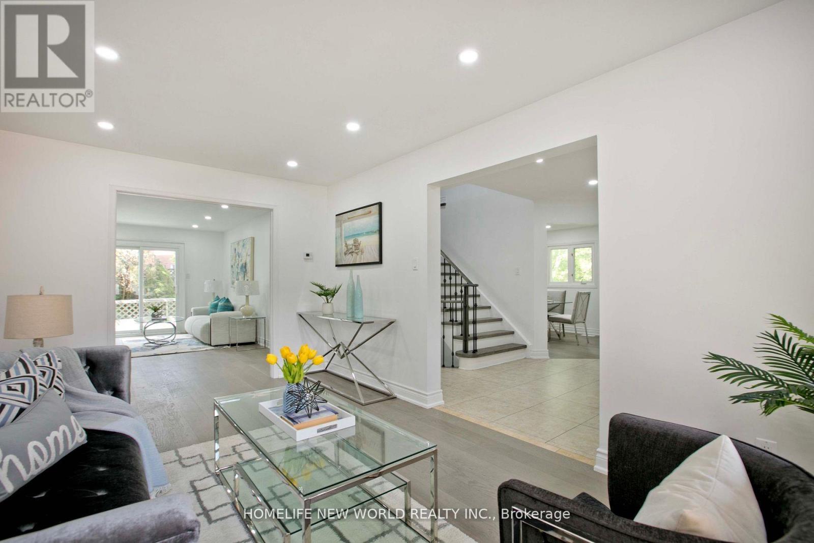 94 Weldrick Road E, Richmond Hill, Ontario  L4C 8T7 - Photo 9 - N12548364