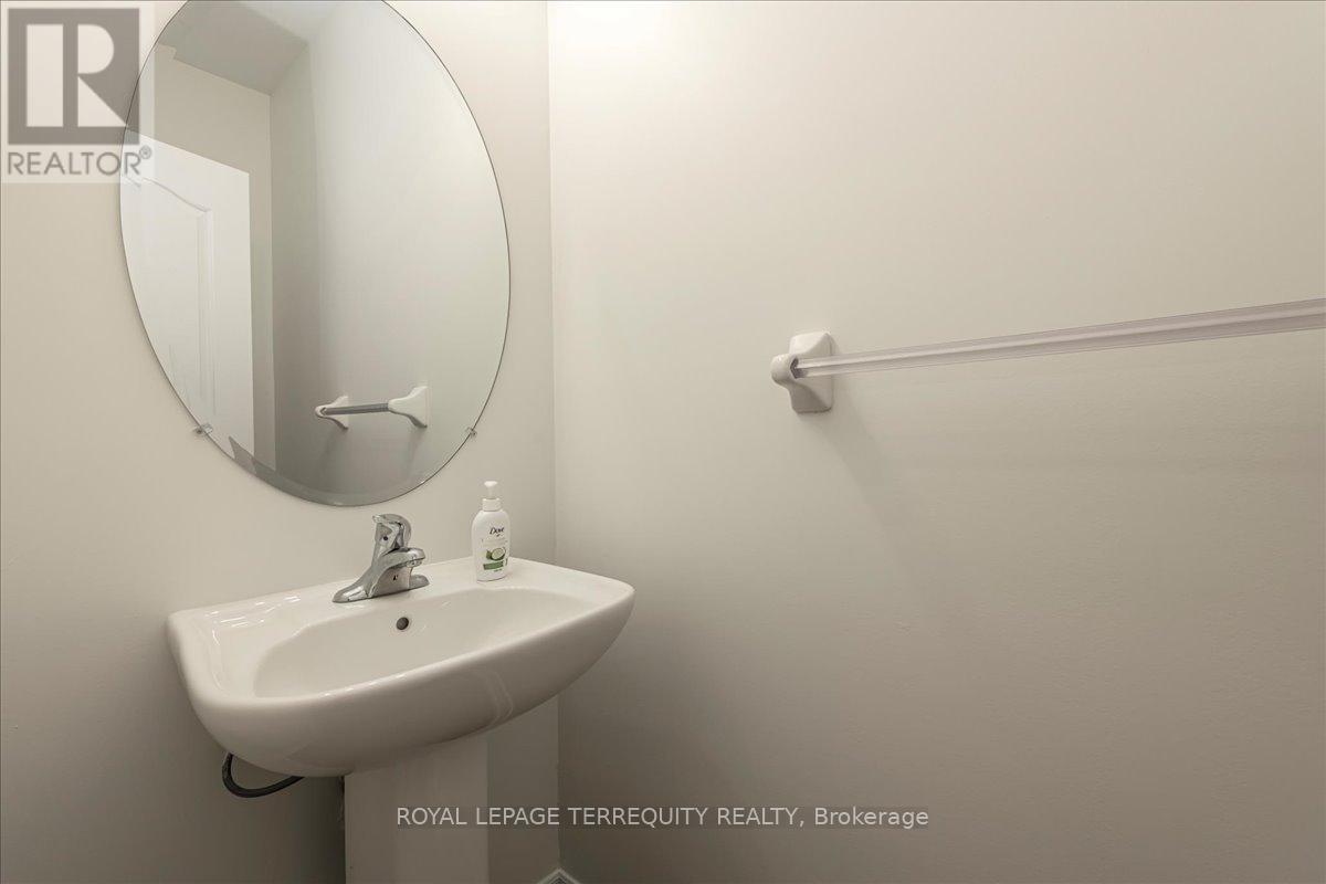 60 Greenwood Drive, Essa, Ontario  L0M 1B5 - Photo 4 - N12548368