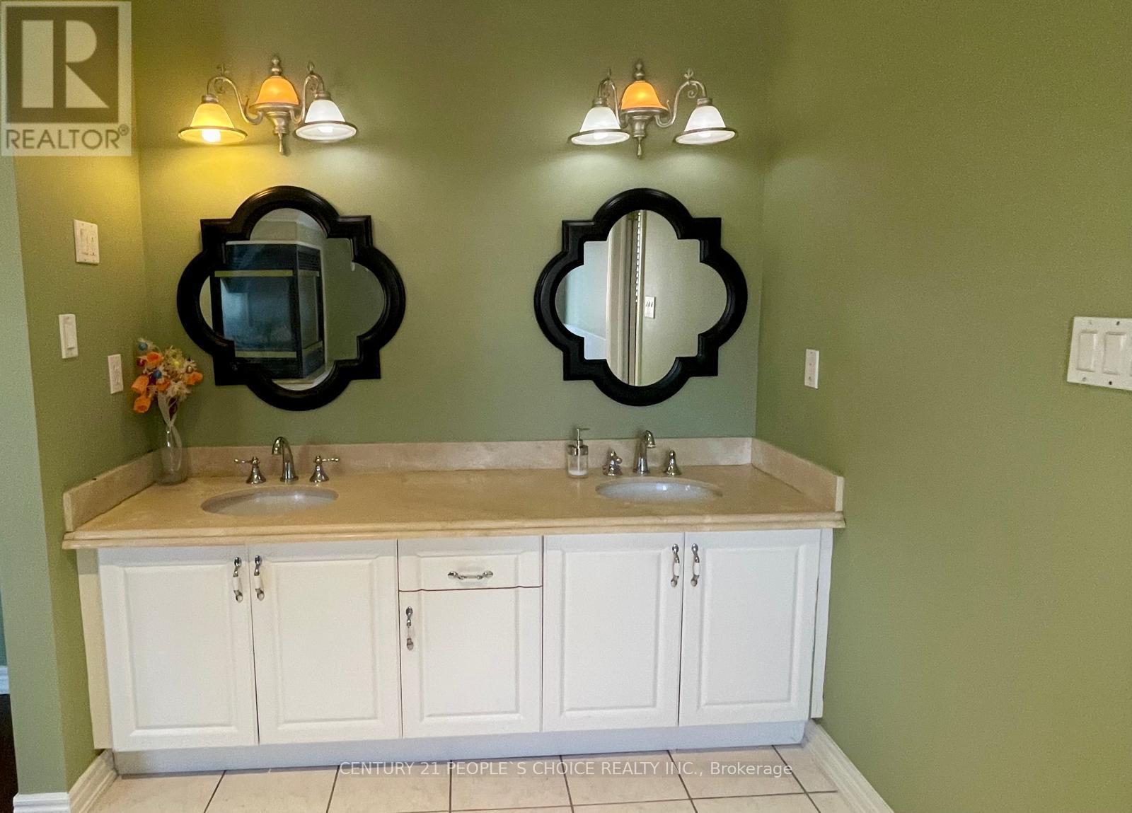 215 Edenbrook Hill Drive, Brampton, Ontario  L7A 2V4 - Photo 16 - W12548312