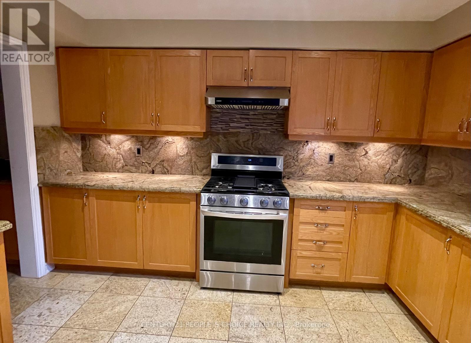 215 Edenbrook Hill Drive, Brampton, Ontario  L7A 2V4 - Photo 4 - W12548312