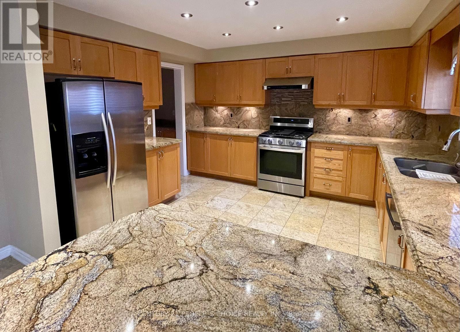 215 Edenbrook Hill Drive, Brampton, Ontario  L7A 2V4 - Photo 5 - W12548312