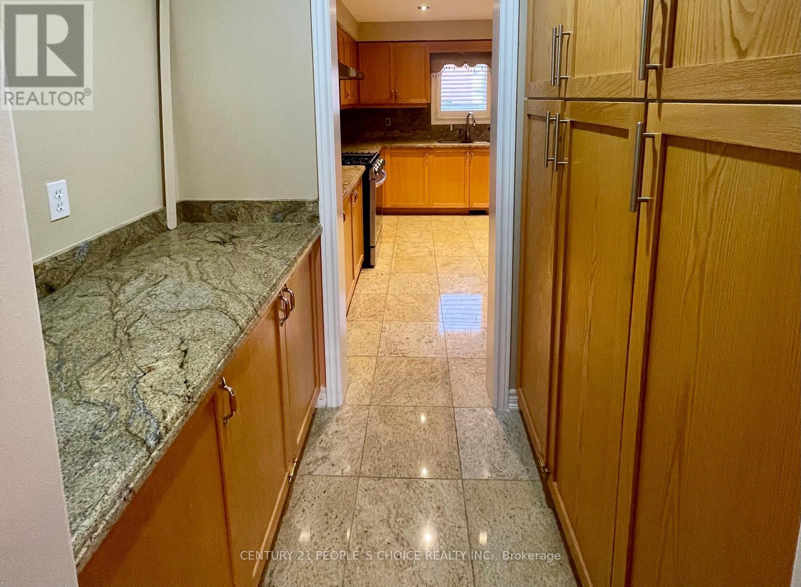 215 Edenbrook Hill Drive, Brampton, Ontario  L7A 2V4 - Photo 8 - W12548312