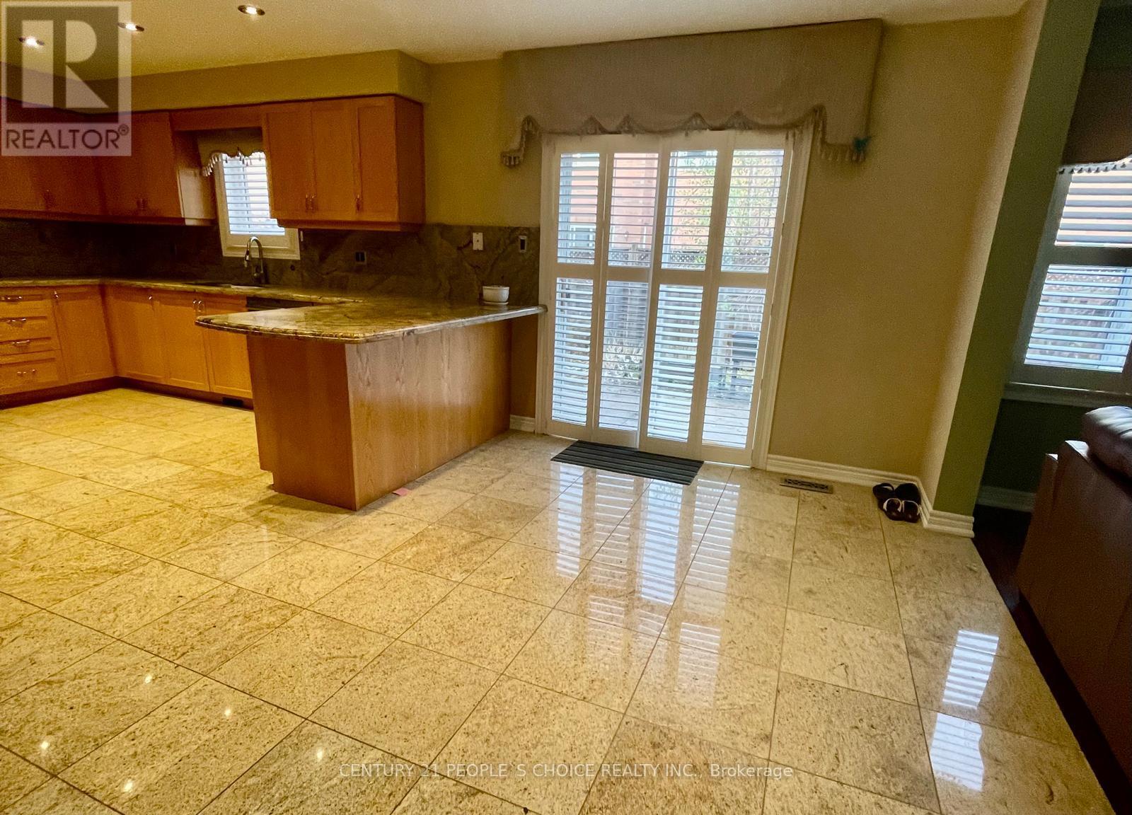 215 Edenbrook Hill Drive, Brampton, Ontario  L7A 2V4 - Photo 9 - W12548312