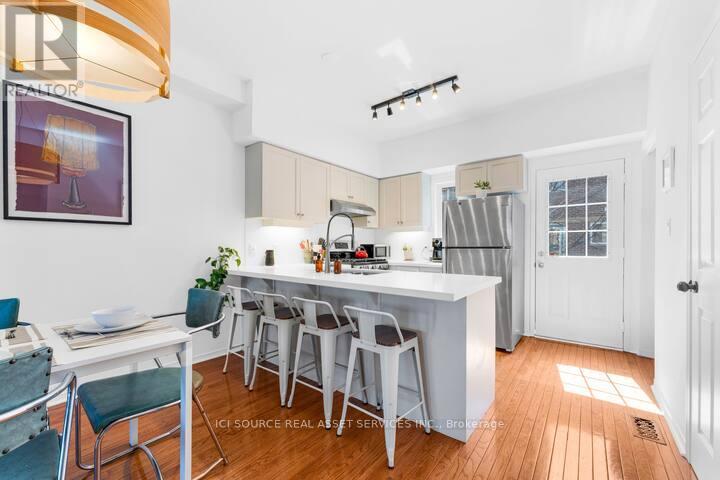 25 Rankin Crescent, Toronto, Ontario  M6P 4H1 - Photo 2 - W12548354