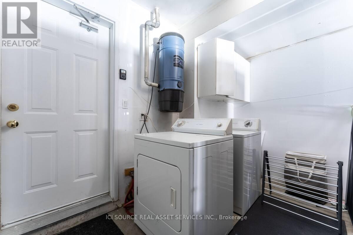 25 Rankin Crescent, Toronto, Ontario  M6P 4H1 - Photo 21 - W12548354