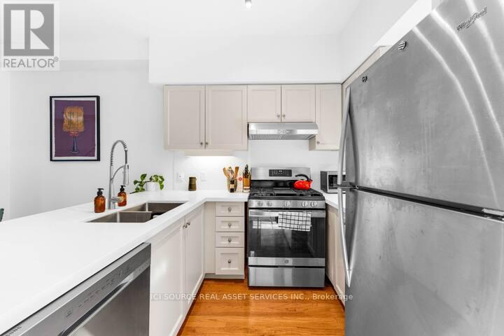 25 Rankin Crescent, Toronto, Ontario  M6P 4H1 - Photo 3 - W12548354