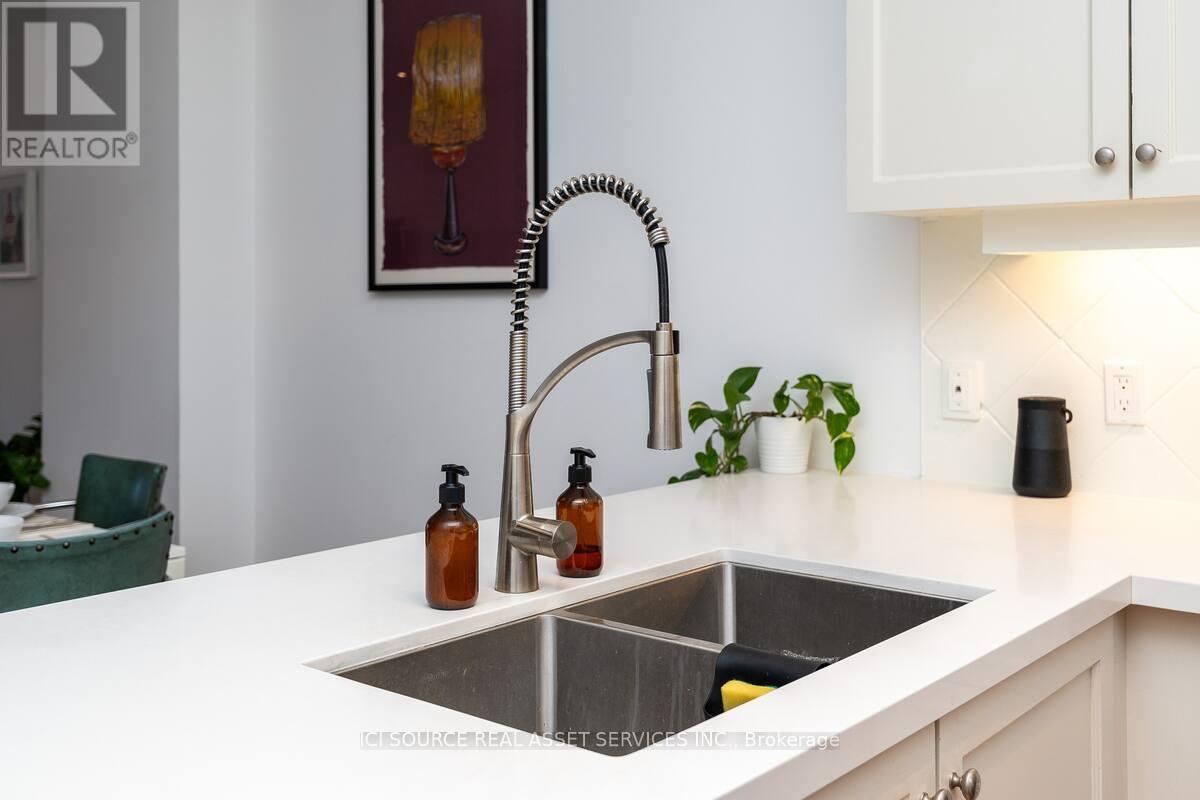 25 Rankin Crescent, Toronto, Ontario  M6P 4H1 - Photo 4 - W12548354