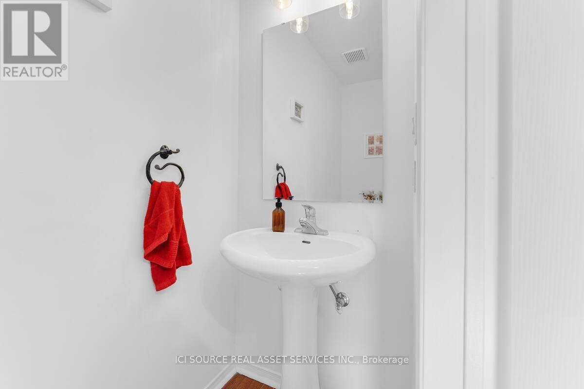 25 Rankin Crescent, Toronto, Ontario  M6P 4H1 - Photo 6 - W12548354