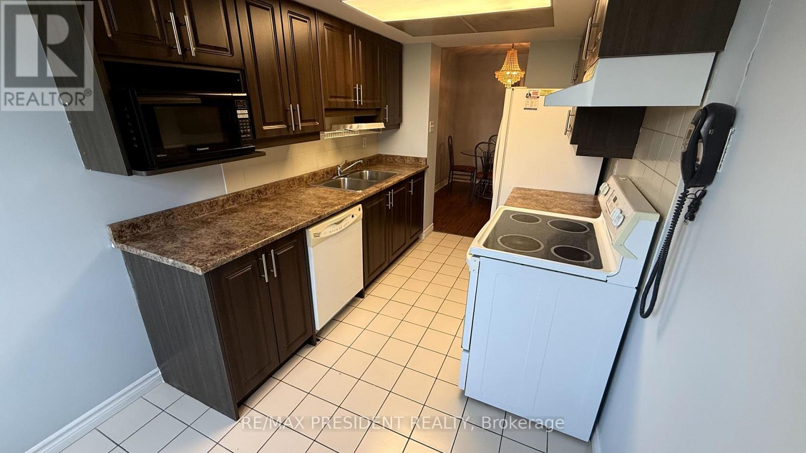 206 - 30 Malta Avenue, Brampton, Ontario  L6V 4A4 - Photo 4 - W12547944